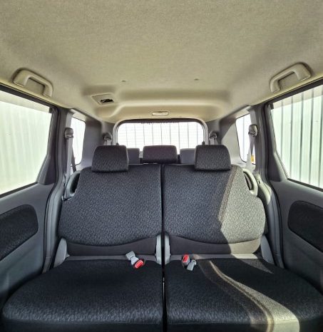 
								Toyota Sienta 2012 full									