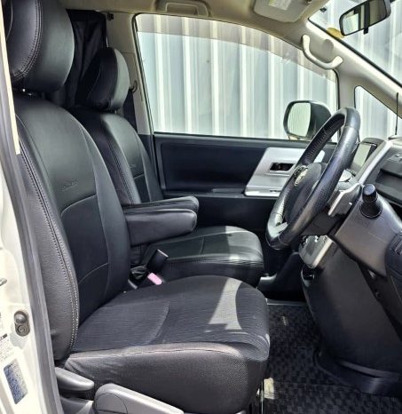 
								2010 Toyota Noah full									