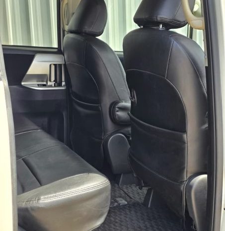 
								2010 Toyota Noah full									