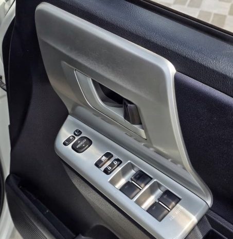 
								2010 Toyota Noah full									