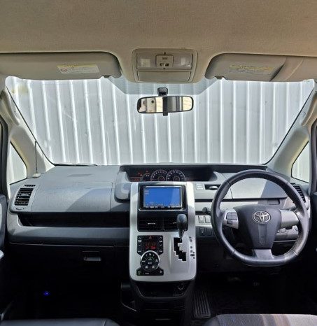 
								2010 Toyota Noah full									
