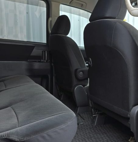 
								2010 Toyota Noah full									